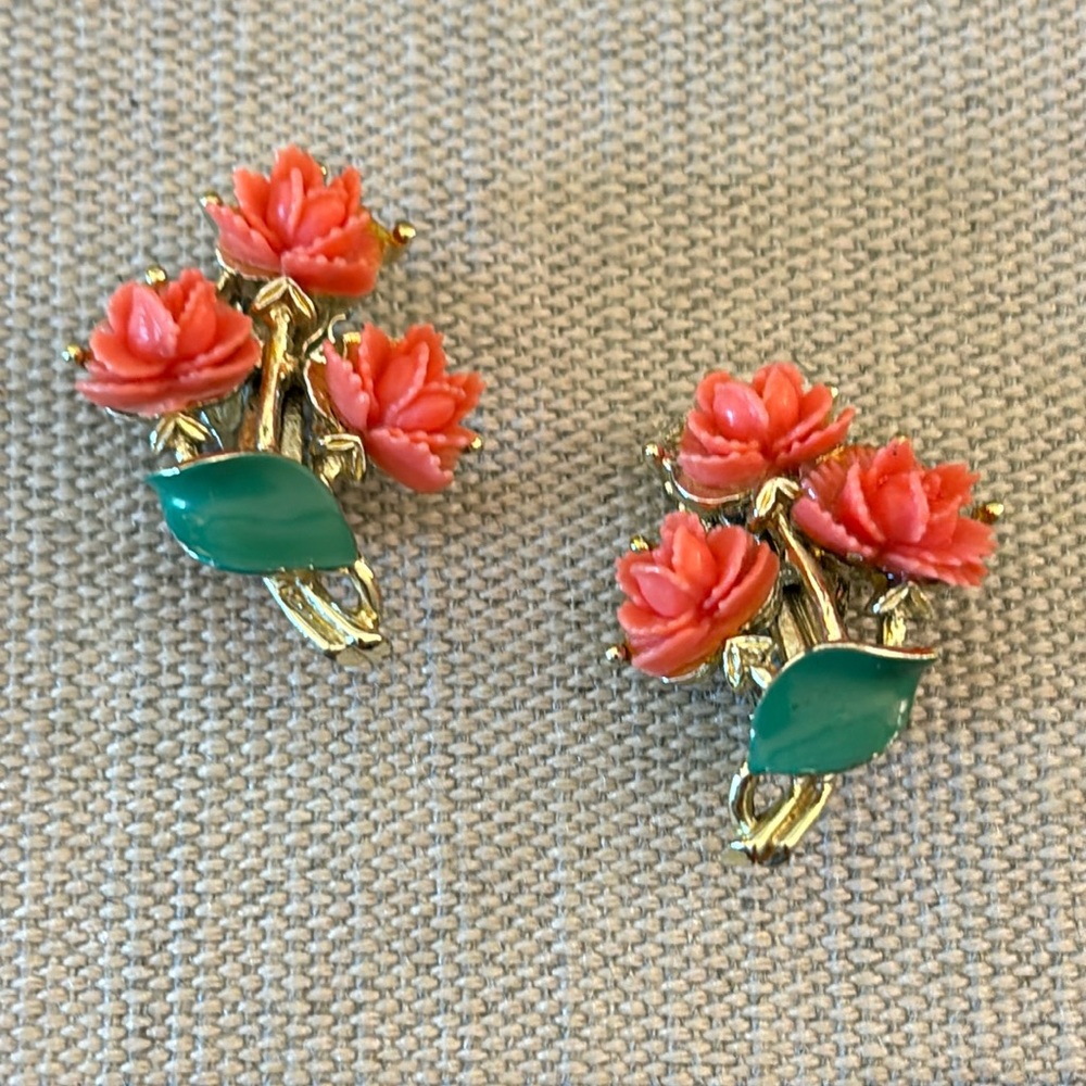 Beautiful vintage coral flowers clip on earrings!!